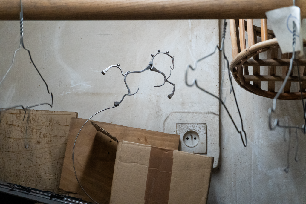 Une figurine de cheval dans l'atelier de Pierre Conte. Crédit photo : Maëlle Barreau